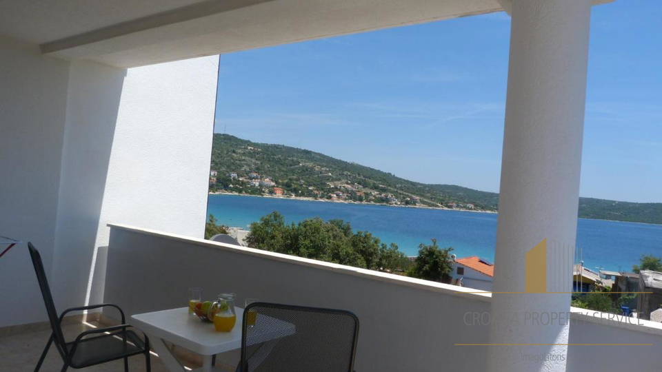 Apartment house in a great location second row from the sea near Rogoznica!