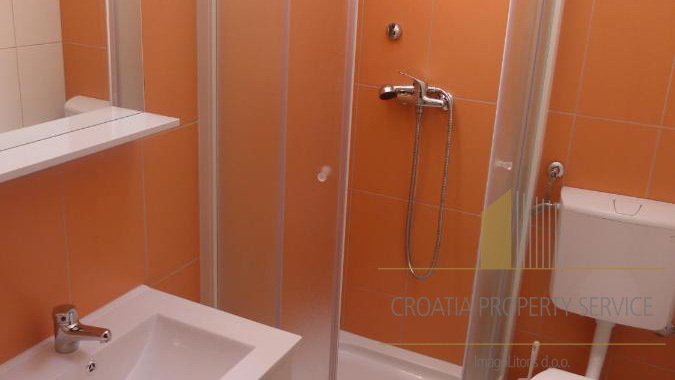 Apartmanska kuća na odličnoj lokaciji drugi red od mora u okolici Rogoznice!