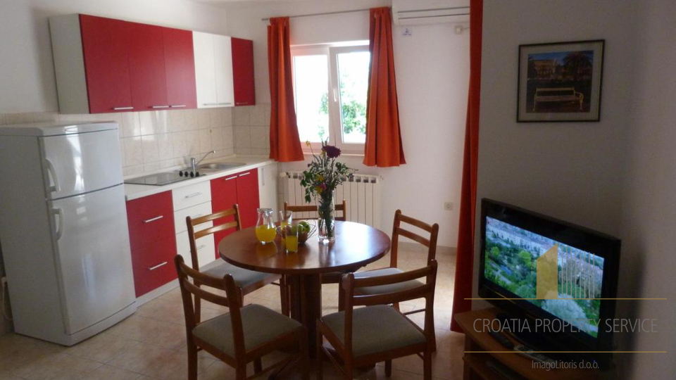 Apartment house in a great location second row from the sea near Rogoznica!