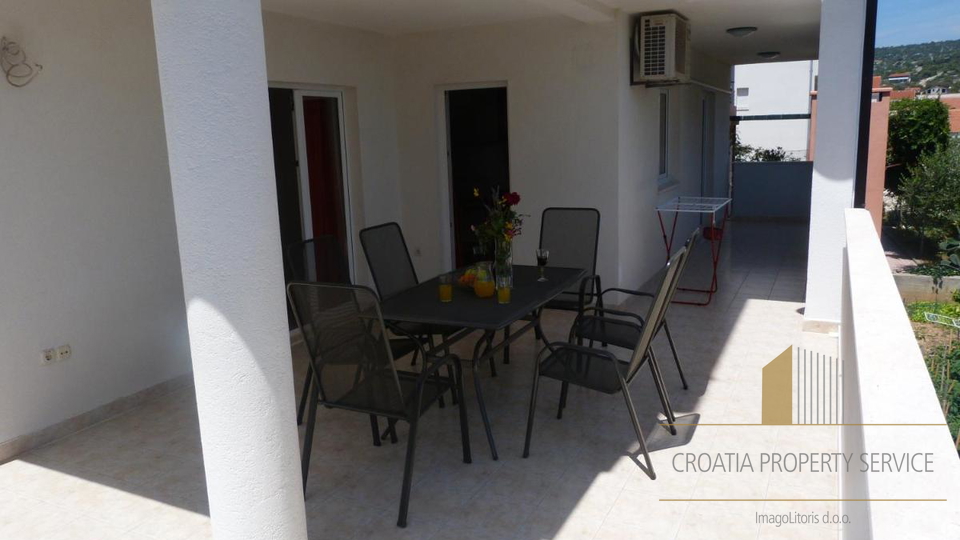 Apartment house in a great location second row from the sea near Rogoznica!