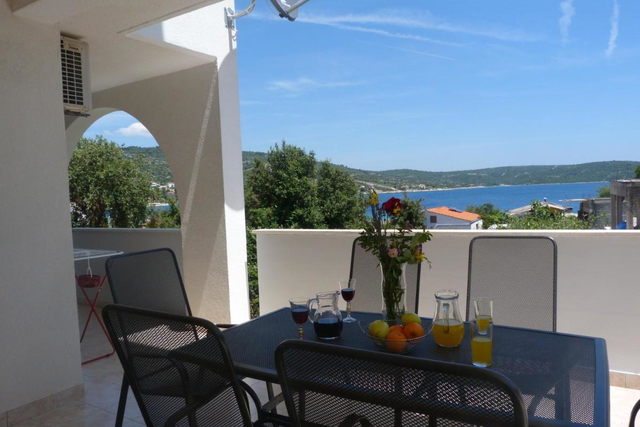 Apartment house in an excellent location, second row from the sea near Rogoznica!
