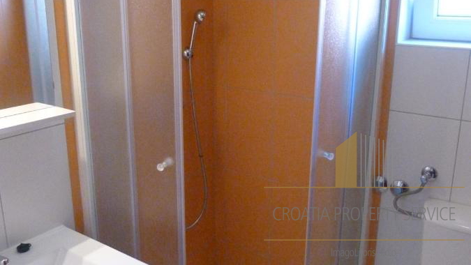 Apartmanska kuća na odličnoj lokaciji drugi red od mora u okolici Rogoznice!