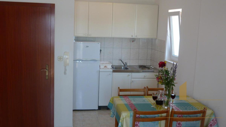 Apartmanska kuća na odličnoj lokaciji drugi red od mora u okolici Rogoznice!