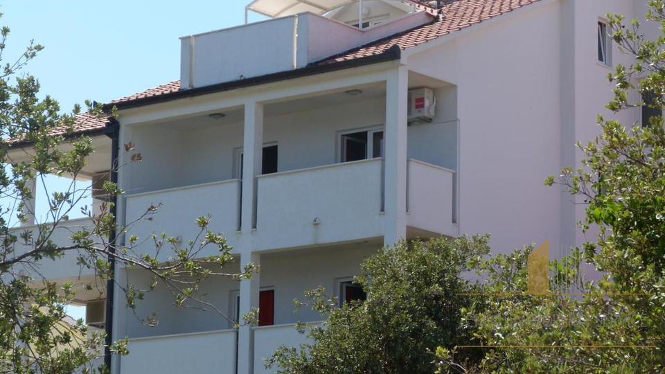 Apartmenthaus in toller Lage, zweite Reihe vom Meer in der Nähe von Rogoznica!