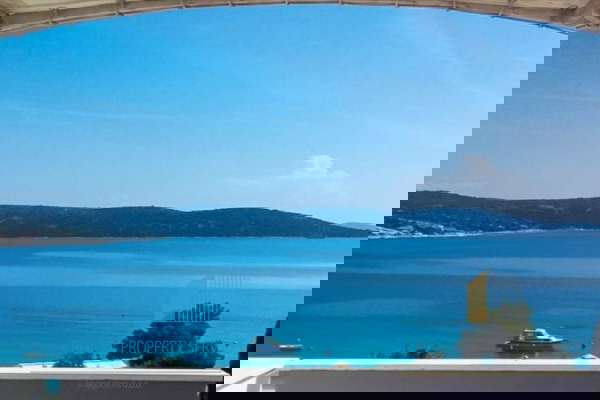 Apartment house in a great location second row from the sea near Rogoznica!