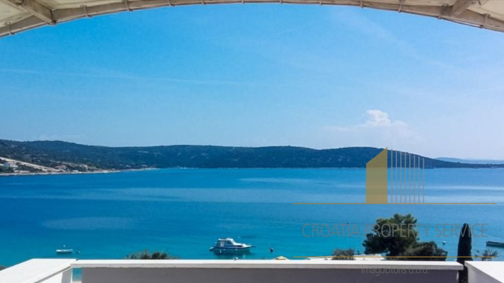 Apartment house in a great location second row from the sea near Rogoznica!