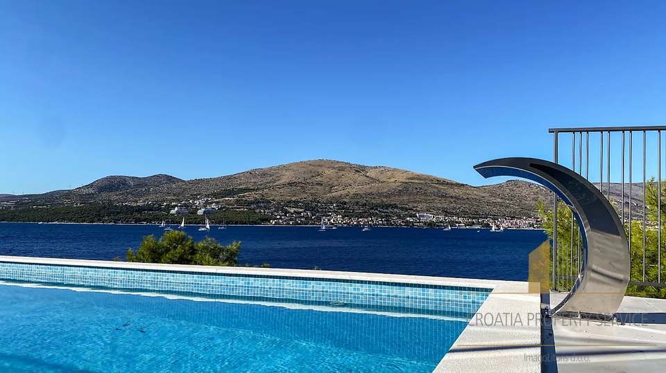 Nuova villa di lusso in una posizione privilegiata, prima fila sul mare - l'isola di Čiovo!