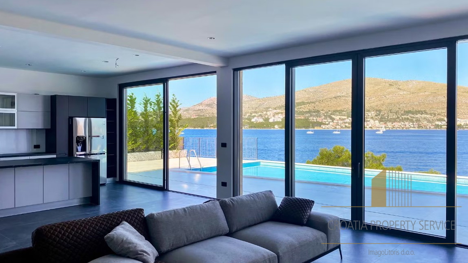 Nuova villa di lusso in una posizione privilegiata, prima fila sul mare - l'isola di Čiovo!