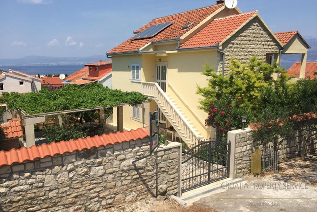 Casa con appartamenti con grande potenziale a 500 m dalla spiaggia – Supetar, isola di Brač!