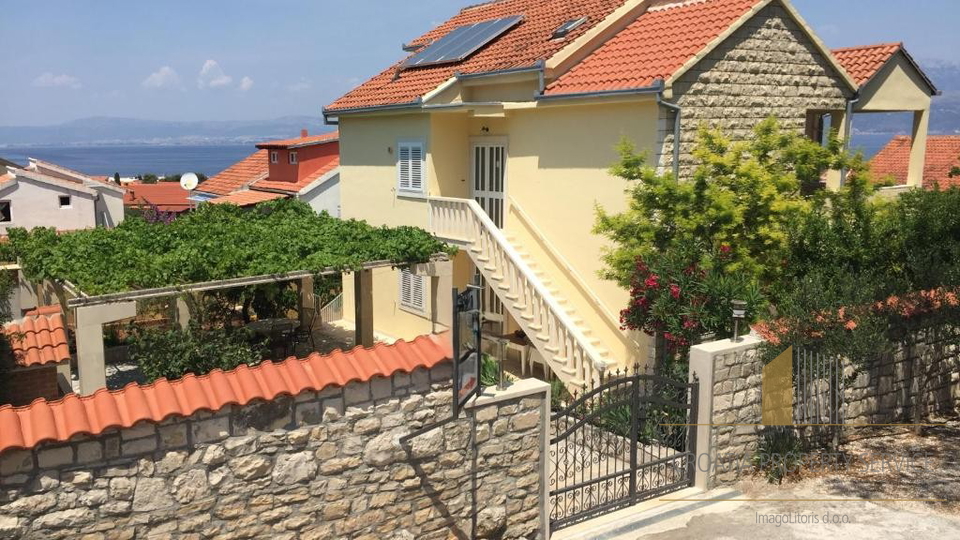 Casa con appartamenti con grande potenziale a 500 m dalla spiaggia – Supetar, isola di Brač!