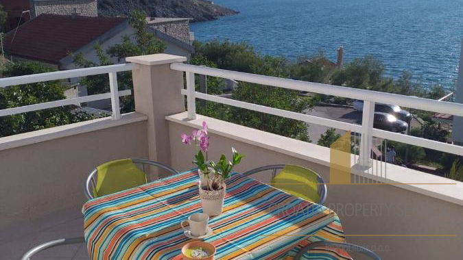 Apartment villa with a beautiful view, 50m from the sea near Zadar!