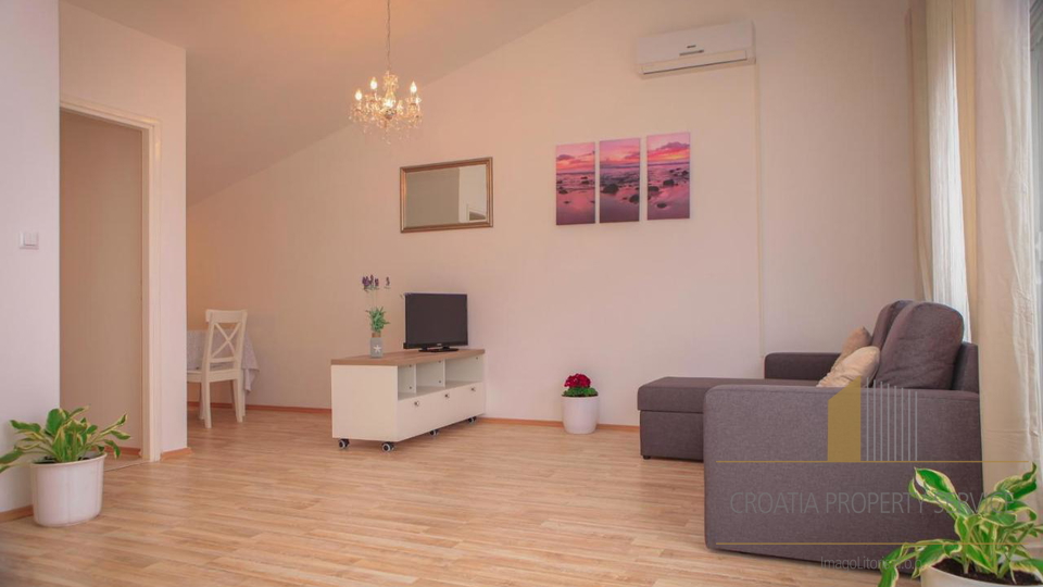 Apartmentvilla mit schöner Aussicht, 50 m vom Meer entfernt in der Nähe von Zadar!