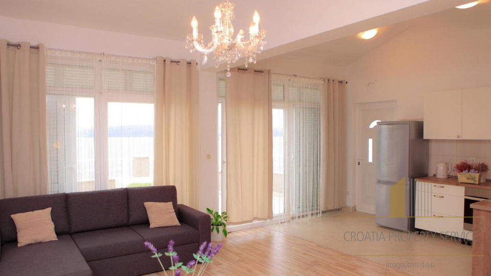 Apartment villa with a beautiful view, 50m from the sea near Zadar!