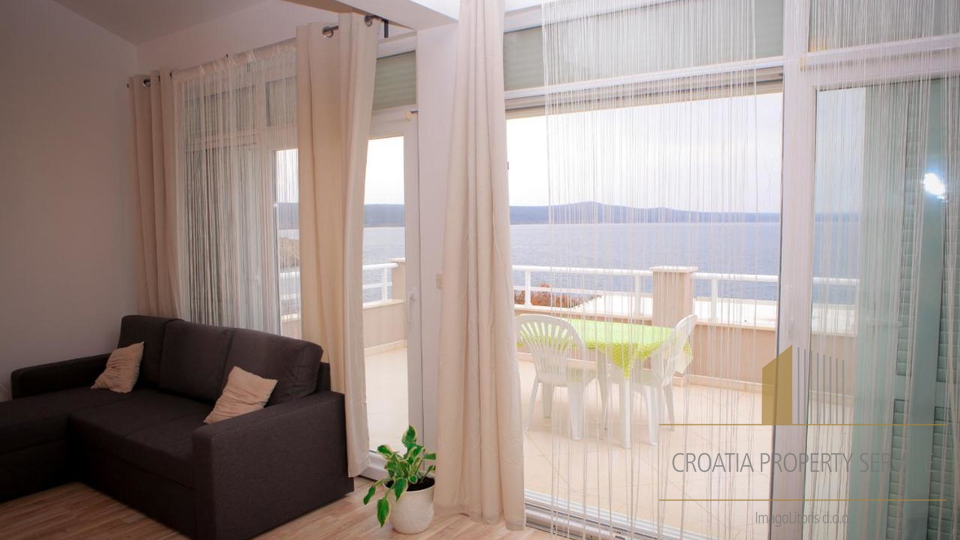 Apartment villa with a beautiful view, 50m from the sea near Zadar!