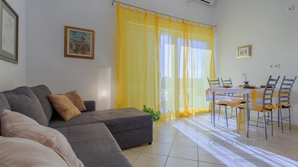 Apartmentvilla mit schöner Aussicht, 50 m vom Meer entfernt in der Nähe von Zadar!