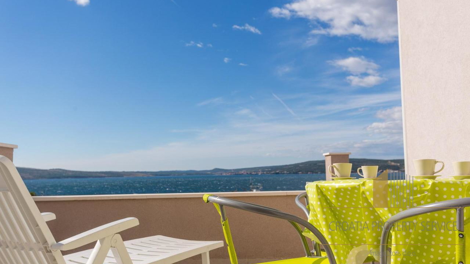 Apartment villa with a beautiful view, 50m from the sea near Zadar!