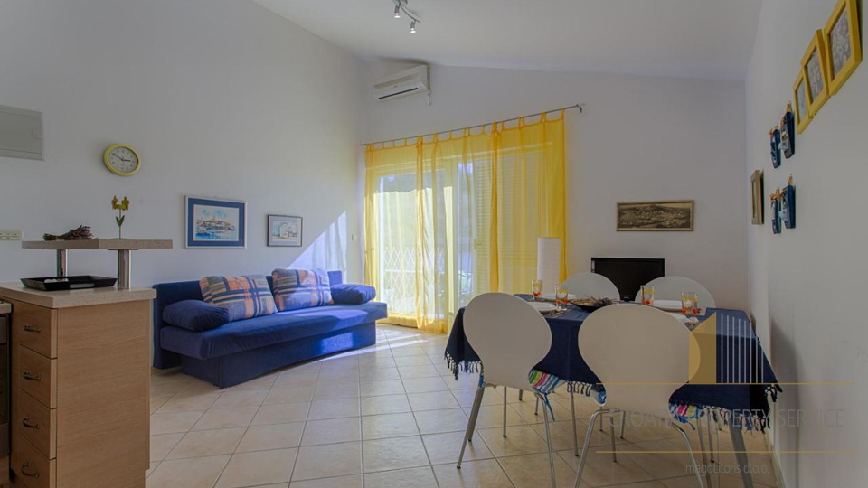 Apartment villa with a beautiful view, 50m from the sea near Zadar!