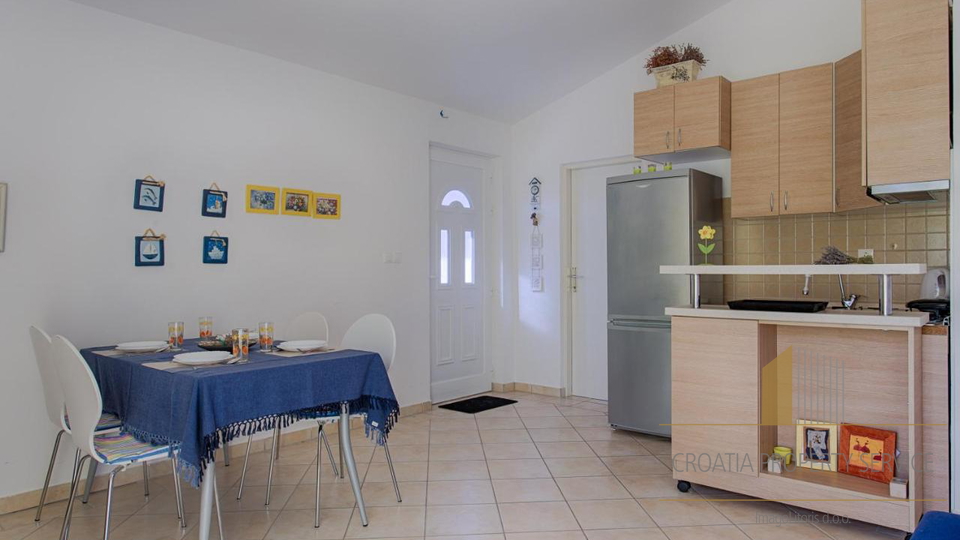 Apartmentvilla mit schöner Aussicht, 50 m vom Meer entfernt in der Nähe von Zadar!