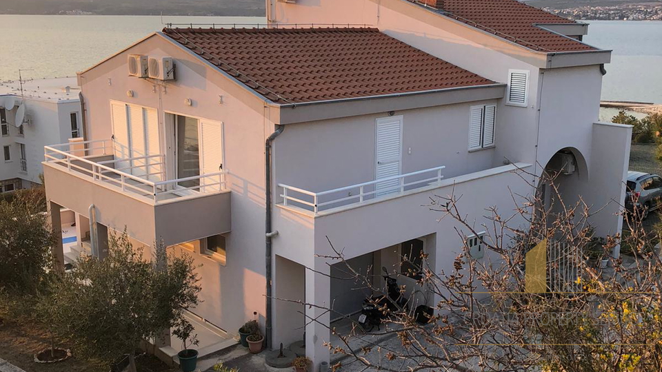 Apartmentvilla mit schöner Aussicht, 50 m vom Meer entfernt in der Nähe von Zadar!