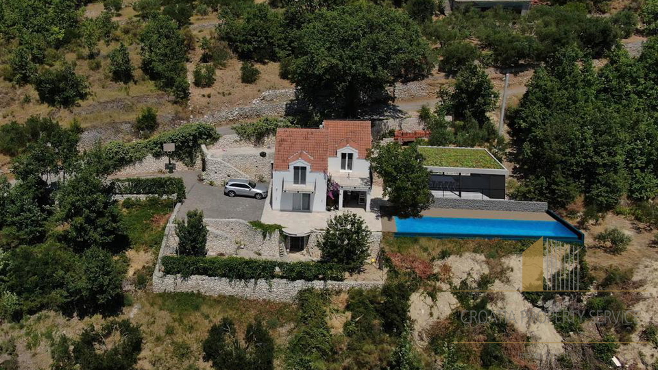 Haus in einzigartiger Lage mit wunderschönem Blick auf das Meer und die Inseln rund um Split!