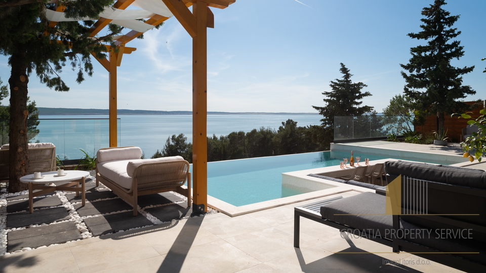 Luxusvilla im zweiten Reihen zum Meer mit offenem Blick in der Umgebung von Zadar!