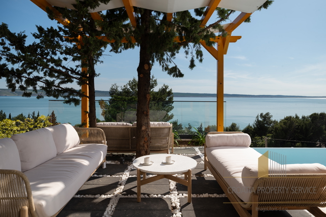 Luxury Villa second row to the sea with an open view in the vicinity of Zadar!