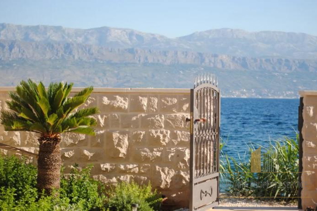 Villa in the first row by the sea with a private beach entrance on the island of Brač!
