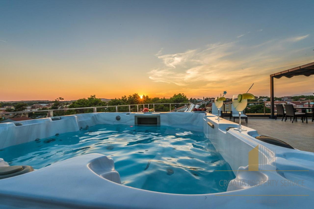 Luxury villa with pool and roof terrace 100m from the beach - island of Vir!