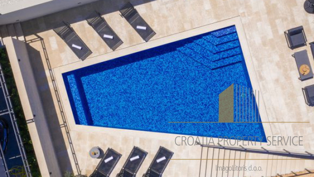 Luksuzna villa na top lokaciji 140 m od plaže u Supetru na otoku Braču!