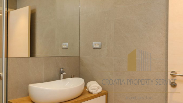 Luksuzna villa na top lokaciji 140 m od plaže u Supetru na otoku Braču!