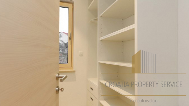 Luksuzna villa na top lokaciji 140 m od plaže u Supetru na otoku Braču!