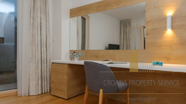 Luksuzna villa na top lokaciji 140 m od plaže u Supetru na otoku Braču!