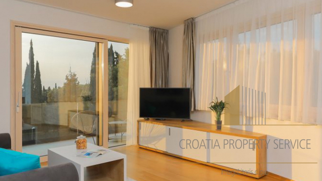 Luksuzna villa na top lokaciji 140 m od plaže u Supetru na otoku Braču!