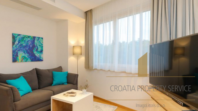 Luksuzna villa na top lokaciji 140 m od plaže u Supetru na otoku Braču!