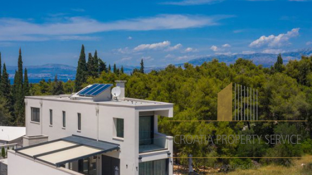 Luksuzna villa na top lokaciji 140 m od plaže u Supetru na otoku Braču!