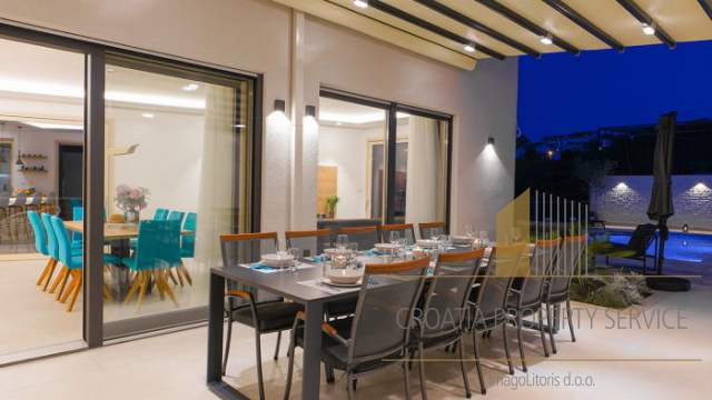 Luksuzna villa na top lokaciji 140 m od plaže u Supetru na otoku Braču!