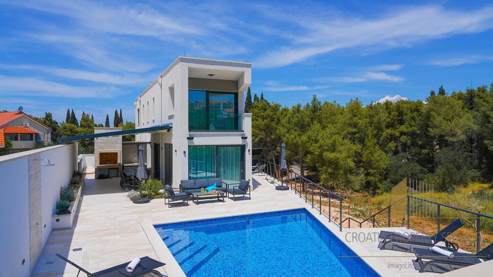 Luksuzna villa na top lokaciji 140 m od plaže u Supetru na otoku Braču!