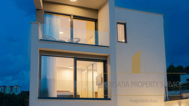 Luksuzna villa na top lokaciji 140 m od plaže u Supetru na otoku Braču!