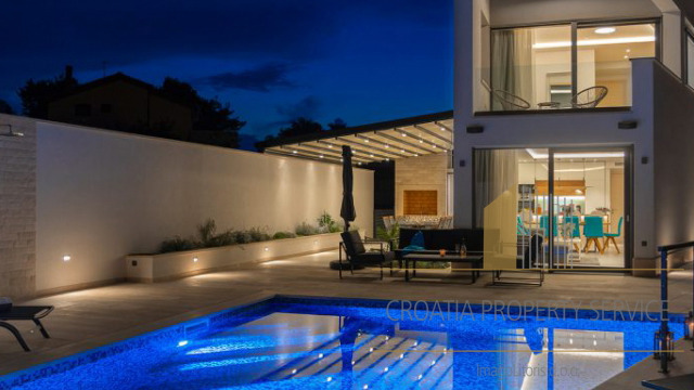 Luksuzna villa na top lokaciji 140 m od plaže u Supetru na otoku Braču!