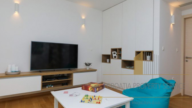 Luksuzna villa na top lokaciji 140 m od plaže u Supetru na otoku Braču!