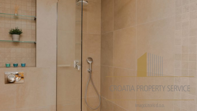 Luksuzna villa na top lokaciji 140 m od plaže u Supetru na otoku Braču!