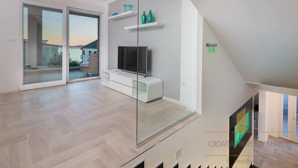 Роскошная вилла с фантастическим бассейном и открытым видом на море