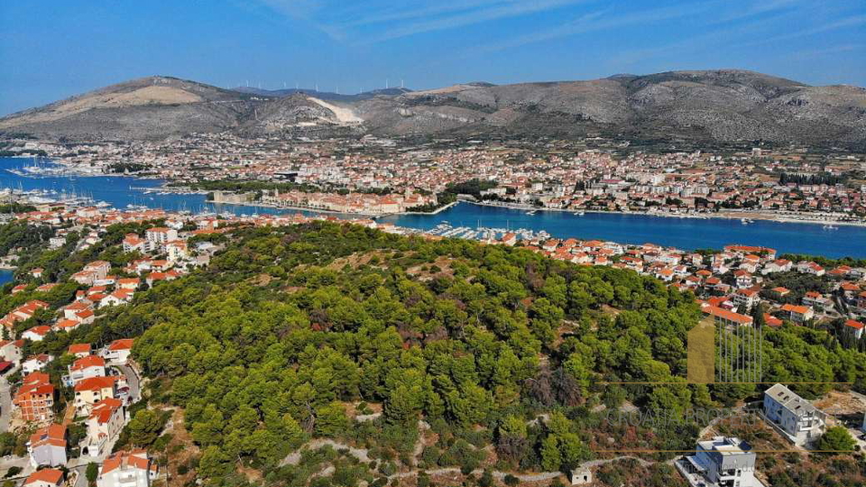 Building land of 20000 m2 only 100m from the sea - Trogir!