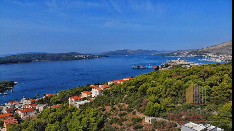 Building land of 20000 m2 only 100m from the sea - Trogir!