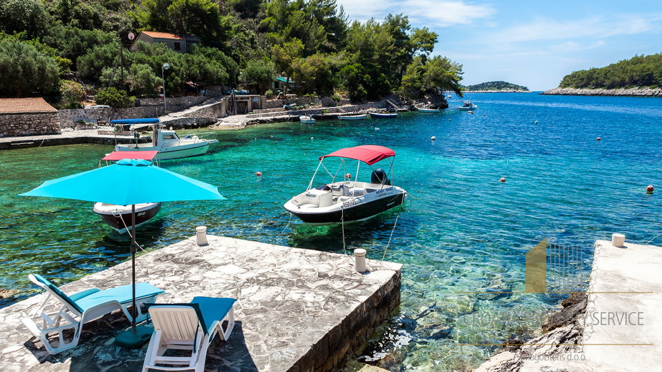 Šarmantna vila s bazenom prvi red do mora na otoku Korčuli!