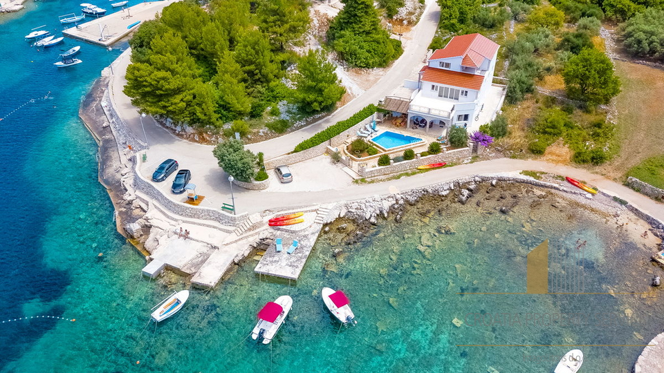 Šarmantna vila s bazenom prvi red do mora na otoku Korčuli!