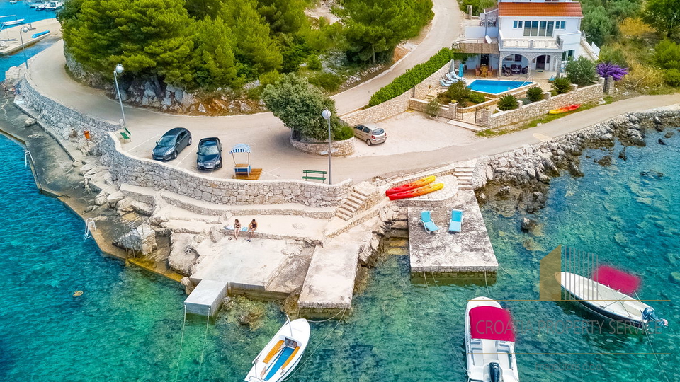 Šarmantna vila s bazenom prvi red do mora na otoku Korčuli!