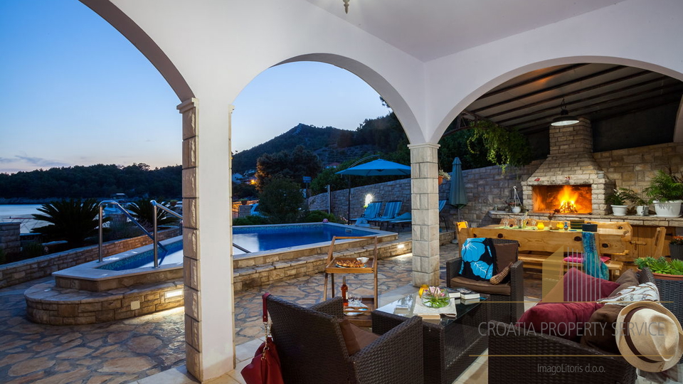 Šarmantna vila s bazenom prvi red do mora na otoku Korčuli!