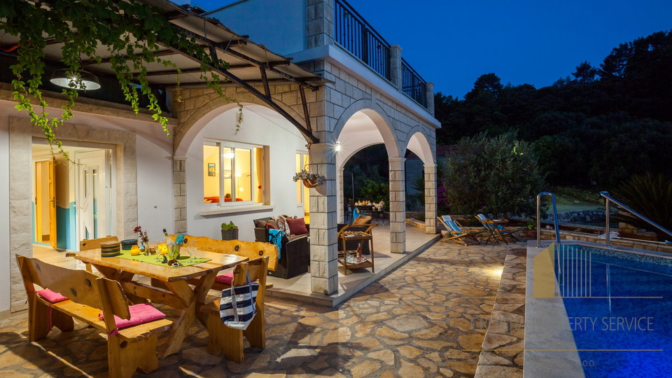 Šarmantna vila s bazenom prvi red do mora na otoku Korčuli!