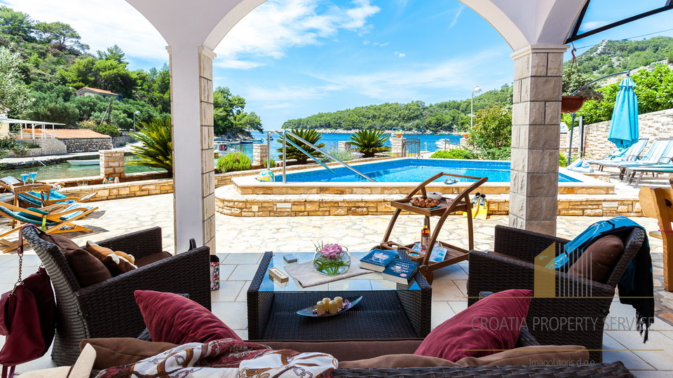 Šarmantna vila s bazenom prvi red do mora na otoku Korčuli!
